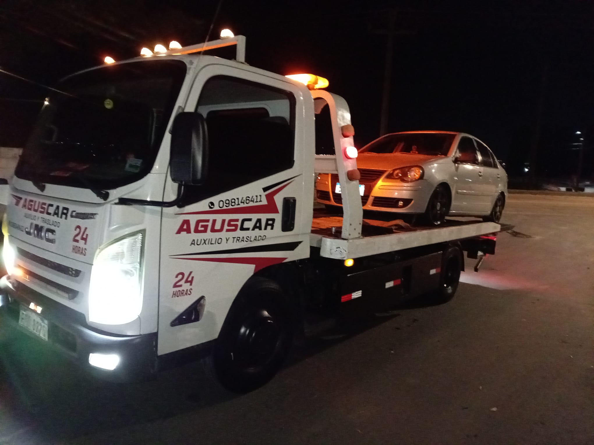 Camión de AGUSCAR asistiendo y trasladando un automóvil